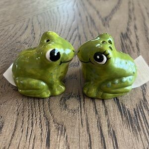 Mini Frog Salt and Pepper Shakers New Toad Spring Cute Figurines Forest Tree